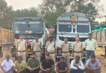 महासमुंद – ज्वलनशील पदार्थ पेट्रोल/डीजल को अवैध खरीदी बिक्री हेतु हेराफेरी कर बड़ी मात्रा मे भंडारण करने वालों को पकड़ने में मिली सफलता, थाना महासमुन्द एवं सायबर पुलिस की कार्यवाही