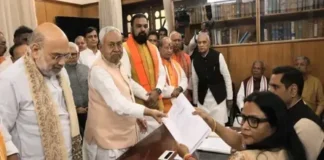 नीतीश कुमार ने राज्यसभा के लिए किया नामांकन, अमित शाह भी रहे साथ