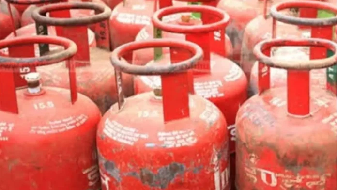 LPG संकट के बीच पीएनजी कंपनियों का बड़ा दांव, उपभोक्ताओं के लिए सुनहरा मौका LPG संकट के बीच पीएनजी कंपनियों का बड़ा दांव, उपभोक्ताओं के लिए सुनहरा मौका
