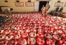 LPG उपभोक्ताओं के लिए खुशखबरी: देशभर में निर्बाध गैस आपूर्ति, 51.5 लाख सिलेंडर वितरित LPG उपभोक्ताओं के लिए खुशखबरी: देशभर में निर्बाध गैस आपूर्ति, 51.5 लाख सिलेंडर वितरित