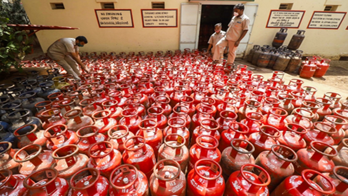 LPG उपभोक्ताओं के लिए खुशखबरी: देशभर में निर्बाध गैस आपूर्ति, 51.5 लाख सिलेंडर वितरित