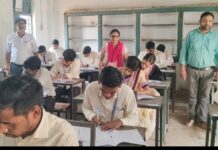 शासकीय कन्या उच्चतर माध्यमिक विद्यालय सरायपाली में उड़नदस्ता टीम द्वारा परीक्षा का औचक निरीक्षण