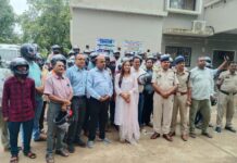 पुलिस और व्यापारी महासंघ की संयुक्त पहल: सरायपाली में हेलमेट वितरण व यातायात जनजागरूकता कार्यक्रम