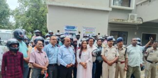पुलिस और व्यापारी महासंघ की संयुक्त पहल: सरायपाली में हेलमेट वितरण व यातायात जनजागरूकता कार्यक्रम