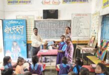 शासकीय प्राथमिक शाला सिरशोभा में विद्यार्थियों को गणवेश वितरित