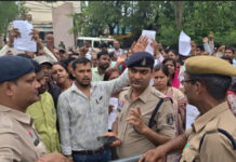 भिलाई में 9 दिन से धरने पर बैठे अतिथि शिक्षक, खून से लिखा पत्र; बोले- मांगें नहीं मानीं तो इच्छामृत्यु की अनुमति दें