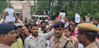 भिलाई में 9 दिन से धरने पर बैठे अतिथि शिक्षक, खून से लिखा पत्र; बोले- मांगें नहीं मानीं तो इच्छामृत्यु की अनुमति दें