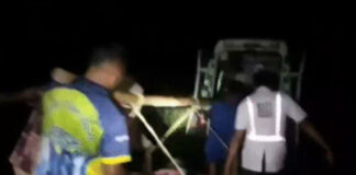 सड़क नहीं, खाट बनी एंबुलेंस! बीमार युवक को 7 KM कंधे पर ढोकर अस्पताल पहुंचाने को मजबूर ग्रामीण