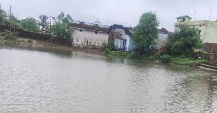 🚨 अभनपुर में सनसनी: तालाब में तैरता मिला अज्ञात युवती का शव, हत्या की आशंका से दहशत