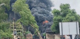 कोरबा की कार्बन फैक्ट्री में बॉयलर ब्लास्ट के बाद भीषण आग, 30-40 मजदूरों ने भागकर बचाई जान