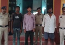 चाकू की नोक पर पिता-पुत्र से लूट, फिर QR कोड से ट्रांसफर कराए ₹28,500; तीन आरोपी गिरफ्तार