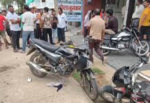 दिनदहाड़े ज्वेलरी शॉप में लूट की कोशिश: महिला बनकर पहुंचे बदमाश, मिर्ची पाउडर फेंका, कट्टा और बाइक छोड़कर फरार