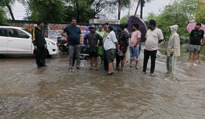 कलेक्टर-ने-बाढ़-एवं-जलभराव-वाले-क्षेत्रों-की-सतत-निगरानी-के-दिए-निर्देश-1