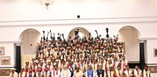 राष्ट्रपति भवन में बस्तर की संस्कृति का गौरव: राष्ट्रपति द्रौपदी मुर्मु ने स्वयं परोसकर कराया भोजन, बस्तर पंडुम-2026 के विजेताओं का किया सम्मान