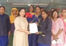 महासमुंद में स्वच्छता दीदियों का प्रदर्शन, मिशन क्लीन सिटी प्रभारी को हटाने की मांग; CMO ने आरोपों को बताया निराधार