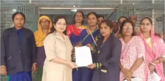 महासमुंद में स्वच्छता दीदियों का प्रदर्शन, मिशन क्लीन सिटी प्रभारी को हटाने की मांग; CMO ने आरोपों को बताया निराधार