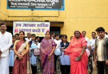 विधायक चातुरी नंद ने ग्राम केजुआ में छात्राओं को वितरित की निःशुल्क साइकिल