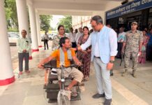 कांकेर में जनदर्शन में पहुंचा दिव्यांग, आवेदन देते ही मिली राहत; कलेक्टर ने मौके पर सौंपी बैटरी ट्राइसिकल