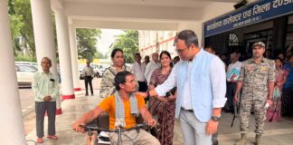 कांकेर में जनदर्शन में पहुंचा दिव्यांग, आवेदन देते ही मिली राहत; कलेक्टर ने मौके पर सौंपी बैटरी ट्राइसिकल