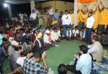 📰 बैहासाल्हेभाट में जमीन पर बैठकर कलेक्टर ने सुनी ग्रामीणों की समस्याएं, गांव को मॉडल विलेज बनाने का ऐलान