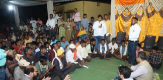 📰 बैहासाल्हेभाट में जमीन पर बैठकर कलेक्टर ने सुनी ग्रामीणों की समस्याएं, गांव को मॉडल विलेज बनाने का ऐलान