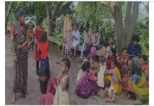स्कूल बस की चपेट में आने से 3 वर्षीय मासूम की मौत, चालक गिरफ्तार; गुस्साए परिजनों ने थाने का किया घेराव