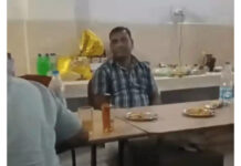 सरकारी स्कूल में शराब और चिकन पार्टी का VIDEO वायरल, 5 शिक्षक और स्वीपर को नोटिस; DEO ने मांगा जवाब