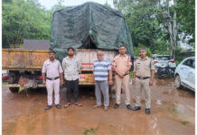 तिरपाल से ढका ट्रक, अंदर ठूंसकर ले जा रहे थे 5 गाय-बछड़े; रायपुर पुलिस ने 2 को पकड़ा