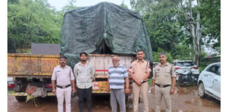 तिरपाल से ढका ट्रक, अंदर ठूंसकर ले जा रहे थे 5 गाय-बछड़े; रायपुर पुलिस ने 2 को पकड़ा