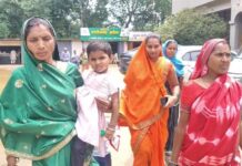 धमतरी में 31 लोगों के सामाजिक बहिष्कार का आरोप, 7 बच्चों समेत परिवार ने कलेक्टर से लगाई इंसाफ की गुहार