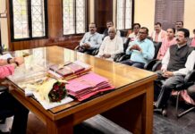 कांकेर में आदिवासी समाज ने कलेक्टर के सामने रखे अहम मुद्दे, गोंडी विद्यालयों पर भी हुई चर्चा