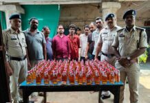 🚨 रायपुर में शराब दुकान के कर्मचारी ही निकले कथित कोचिये! कार से 160 पाव शराब जब्त, 7 गिरफ्तार