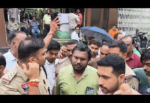 📰 चिरमिरी के हल्दीबाड़ी में नाली ग्रिल उखाड़ने पर हंगामा, व्यापारियों ने किया विरोध प्रदर्शन