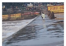 ⚠️ रामानुजगंज में जान जोखिम में डालकर एनिकट पार कर रहे लोग, तेज बहाव के बीच पैदल सफर; हादसे का खतरा