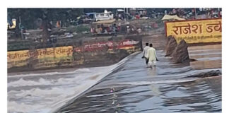 ⚠️ रामानुजगंज में जान जोखिम में डालकर एनिकट पार कर रहे लोग, तेज बहाव के बीच पैदल सफर; हादसे का खतरा