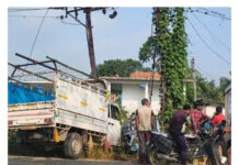 🚨 रायगढ़ में तेज रफ्तार पिकअप का कहर, बिजली खंभे से टकराई; 3 गंभीर घायल, ट्रांसफॉर्मर गिरने से बिजली गुल