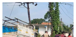 🚨 रायगढ़ में तेज रफ्तार पिकअप का कहर, बिजली खंभे से टकराई; 3 गंभीर घायल, ट्रांसफॉर्मर गिरने से बिजली गुल