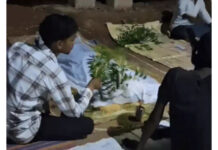 🚨 रेल पटरी पर मोबाइल गेम खेलना पड़ा भारी, मालगाड़ी की चपेट में 14 वर्षीय छात्र की मौत; दोस्त गंभीर घायल