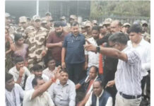 🚨 कोरबा में SECL प्रोजेक्ट के विरोध में बवाल, सरकारी अस्पताल पर चला बुलडोजर; ग्रामीणों का धरना