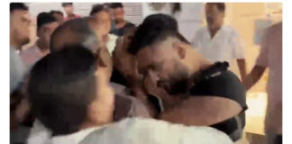 📰 रायगढ़ में दुकान के बाहर मारपीट का वीडियो वायरल, युवक के बाल खींचकर थप्पड़ मारने का आरोप; थाने पहुंचे दोनों पक्ष