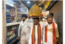 🙏 रायपुर के गोलबाजार में विराजे स्वर्ण मुकुटधारी गणपति, 750 ग्राम सोने के मुकुट की चमक से जगमगाया पंडाल