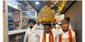 🙏 रायपुर के गोलबाजार में विराजे स्वर्ण मुकुटधारी गणपति, 750 ग्राम सोने के मुकुट की चमक से जगमगाया पंडाल