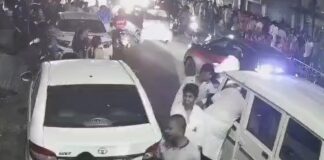🚨 रायपुर में पुलिस की पेट्रोलिंग गाड़ी ही बनी चोरों का निशाना, मोबाइल-नकदी पार; CCTV में कैद वारदात