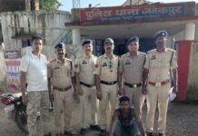 पारिवारिक विवाद में बेटे ने पिता के सिर पर लाठी से किया हमला, मौत; जनकपुर पुलिस ने 24 घंटे में आरोपी को दबोचा