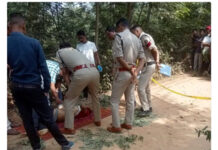 सरगुजा-सूरजपुर सीमा पर सड़क किनारे मिला युवक का शव, सिर और सीने पर चोट के निशान