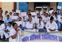 रायगढ़ में ग्रेड पे और वेतनमान की मांग को लेकर नर्सिंग स्टाफ का प्रदर्शन, 18 नवंबर से अनिश्चितकालीन आंदोलन की चेतावनी