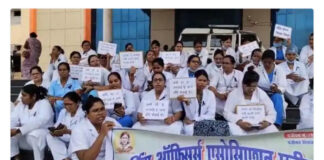 रायगढ़ में ग्रेड पे और वेतनमान की मांग को लेकर नर्सिंग स्टाफ का प्रदर्शन, 18 नवंबर से अनिश्चितकालीन आंदोलन की चेतावनी