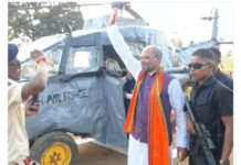 कोंडागांव: दशहरा मेले में हेलीकॉप्टर का मॉडल बना आकर्षण, ग्रामीणों की रचनात्मकता देखने उमड़ी भीड़