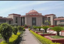 जशपुर में ‘ब्रेस्ट टैक्स’ पोस्ट विवाद: सुप्रीम कोर्ट की टिप्पणी के बाद भी आरोपी को राहत नहीं, हाईकोर्ट ने अग्रिम जमानत देने से किया इनकार