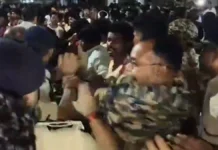 बस्तर दशहरा में फिर विवाद: फूल रथ का पहिया निकला, रथ खींचने पर अड़े ग्रामीणों से पुलिस की झड़प
